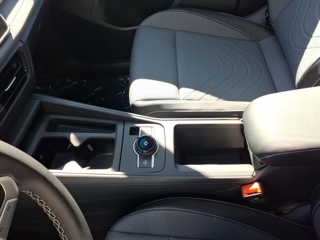 New 2025 Volkswagen Tiguan SE image 12