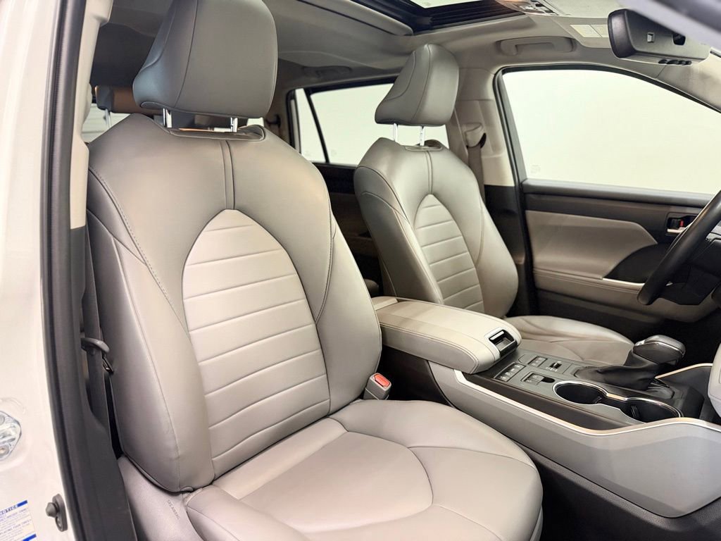 Used 2022 Toyota Highlander XLE image 19
