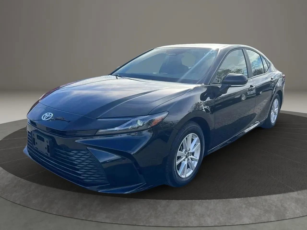 Used 2025 Toyota Camry LE image 1