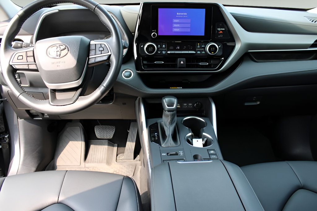 Used 2025 Toyota Highlander XLE AWD/4WD image 10