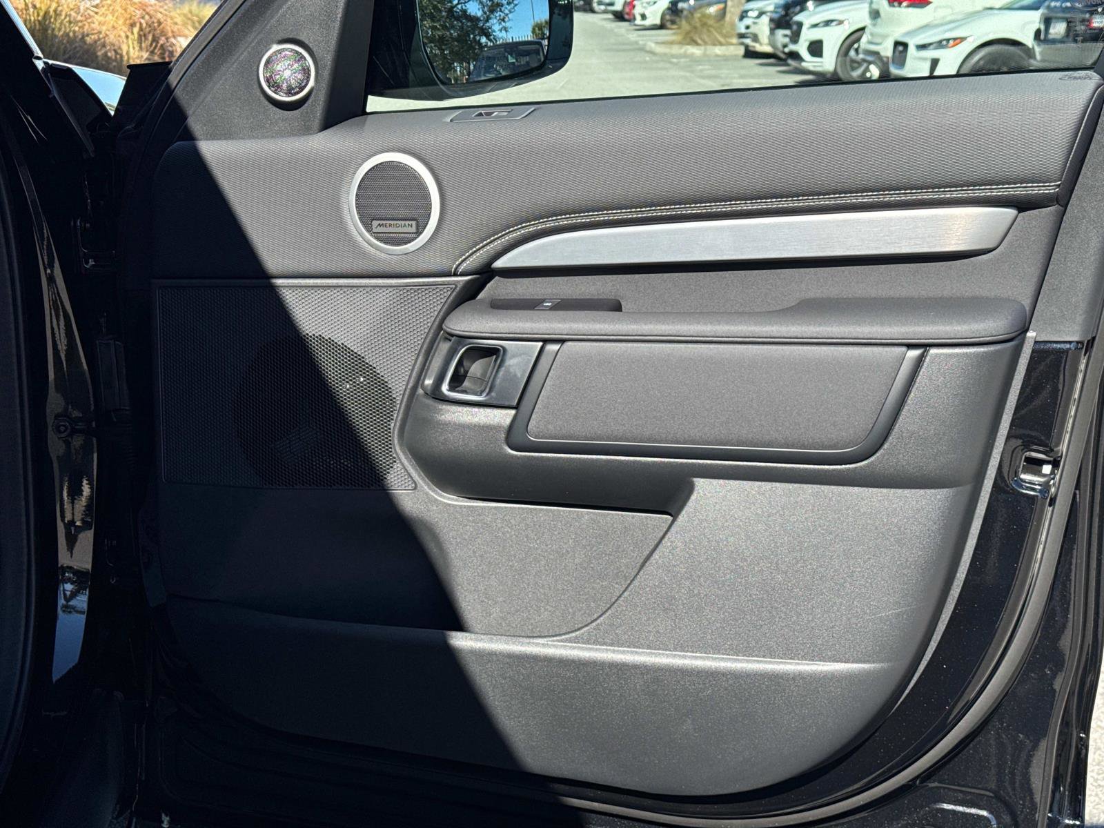 Certified 2025 Land Rover Discovery Dynamic SE image 9