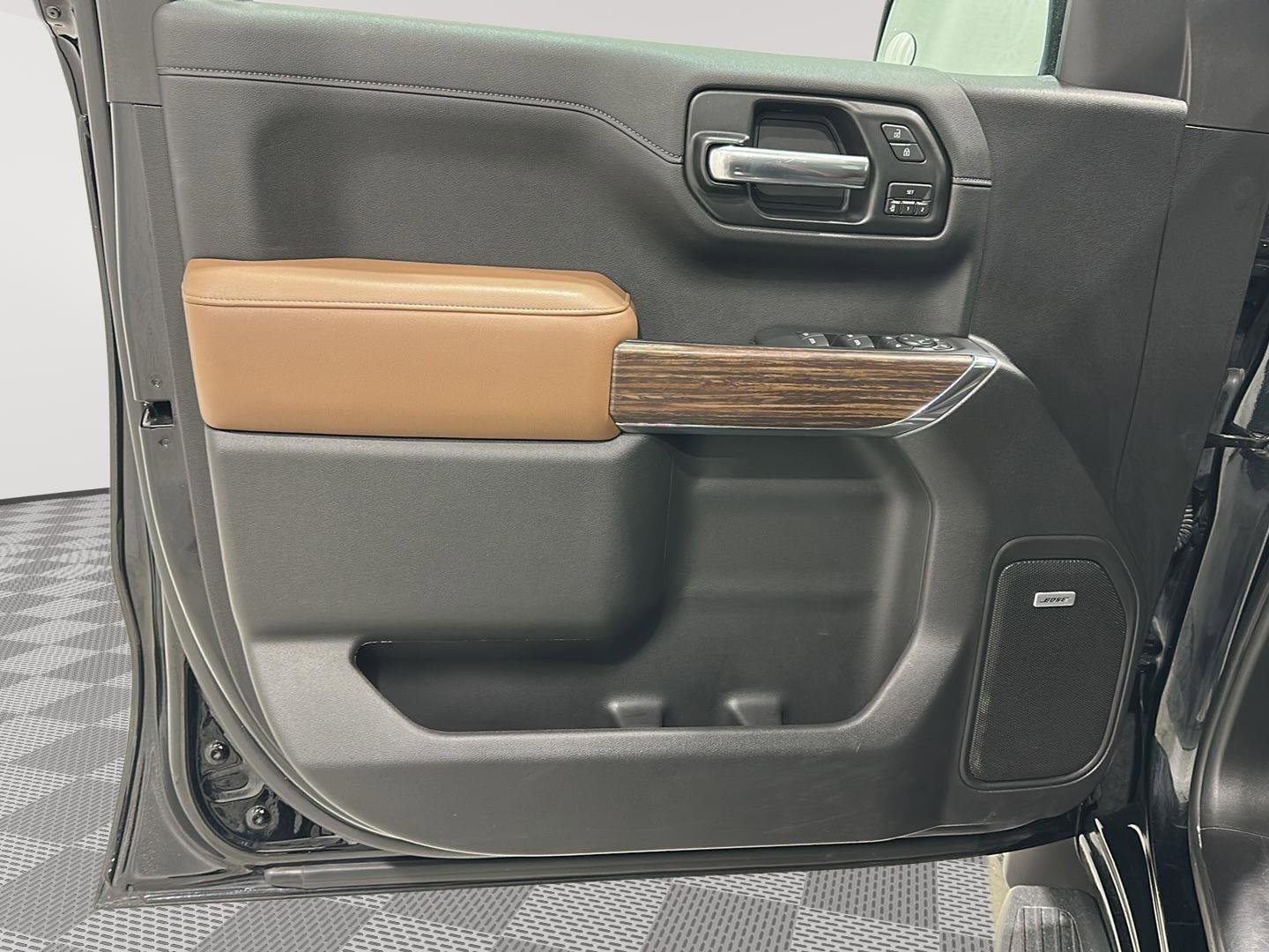 Used 2020 Chevrolet Silverado 1500 High Country w/ Technology Package AWD/4WD image 18