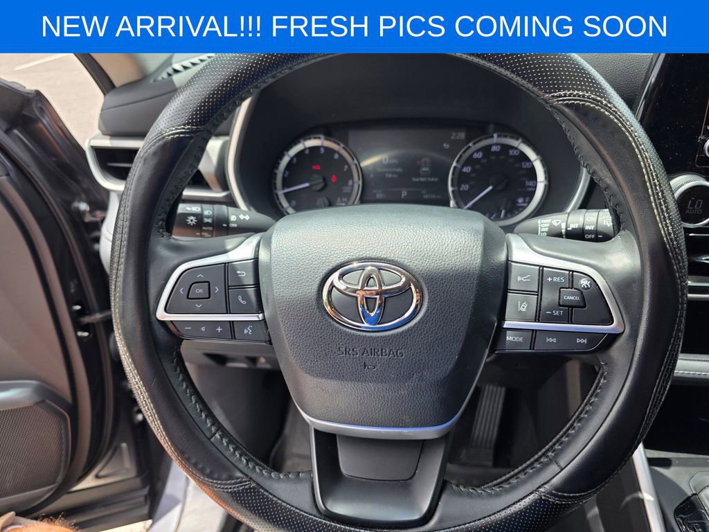 Used 2023 Toyota Highlander XLE FWD image 13