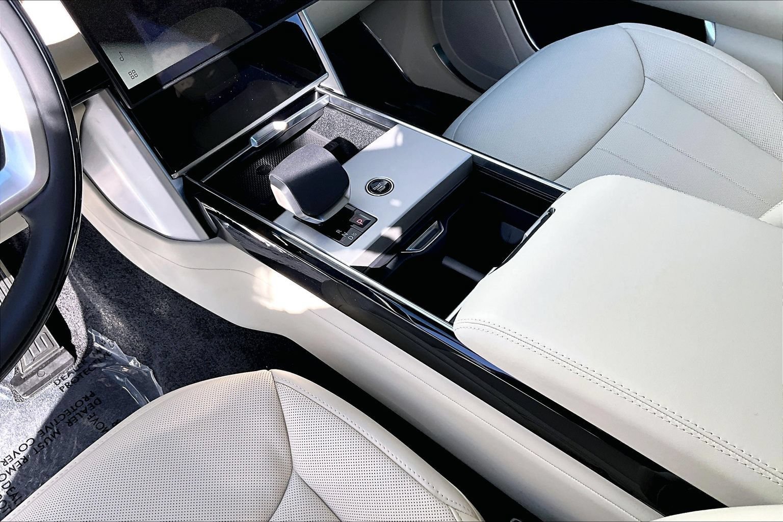 New 2026 Land Rover Range Rover Long Wheelbase SE AWD/4WD image 8