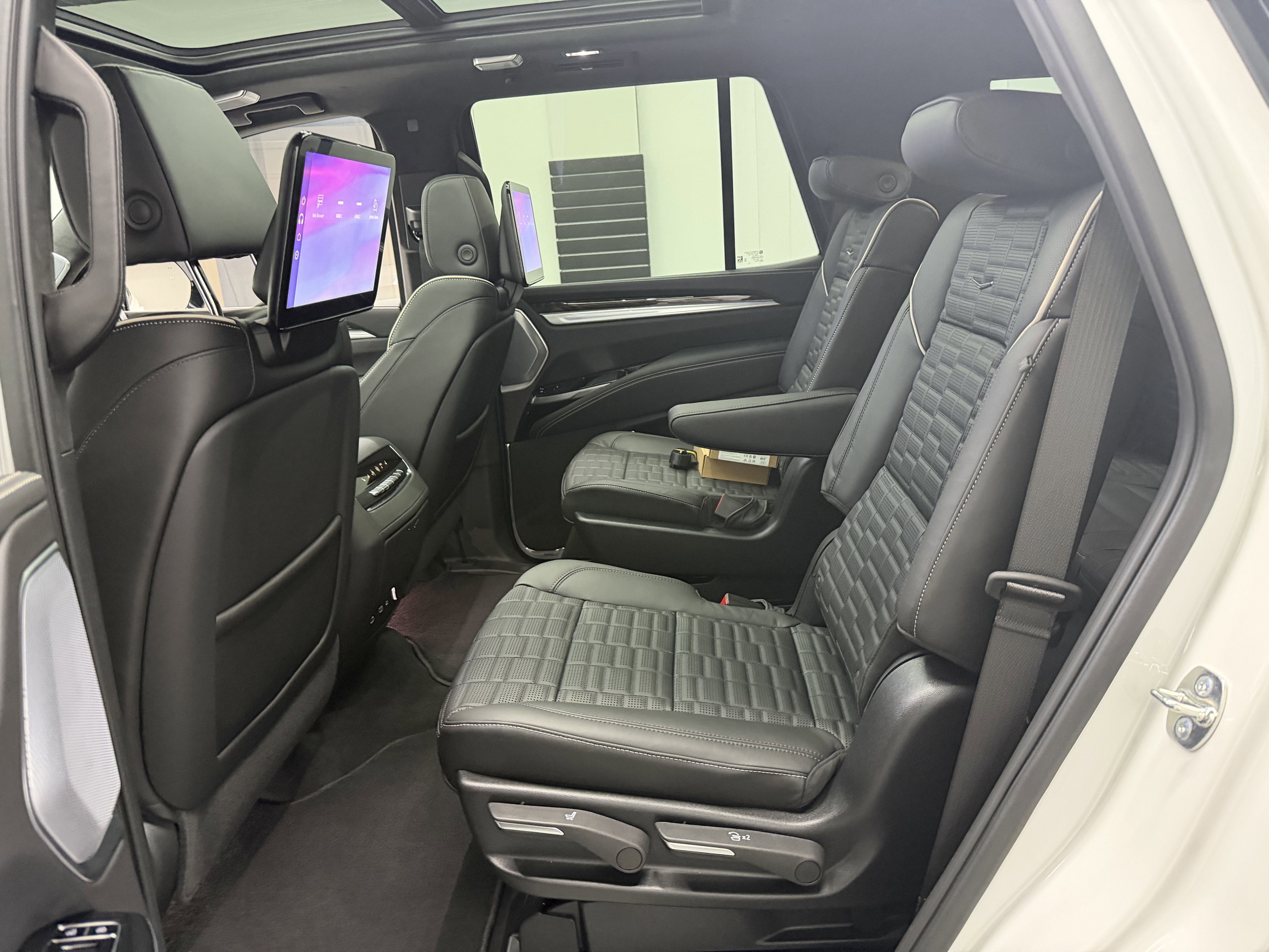 Used 2025 Cadillac Escalade Sport Platinum w/ LPO, ONYX Package image 28