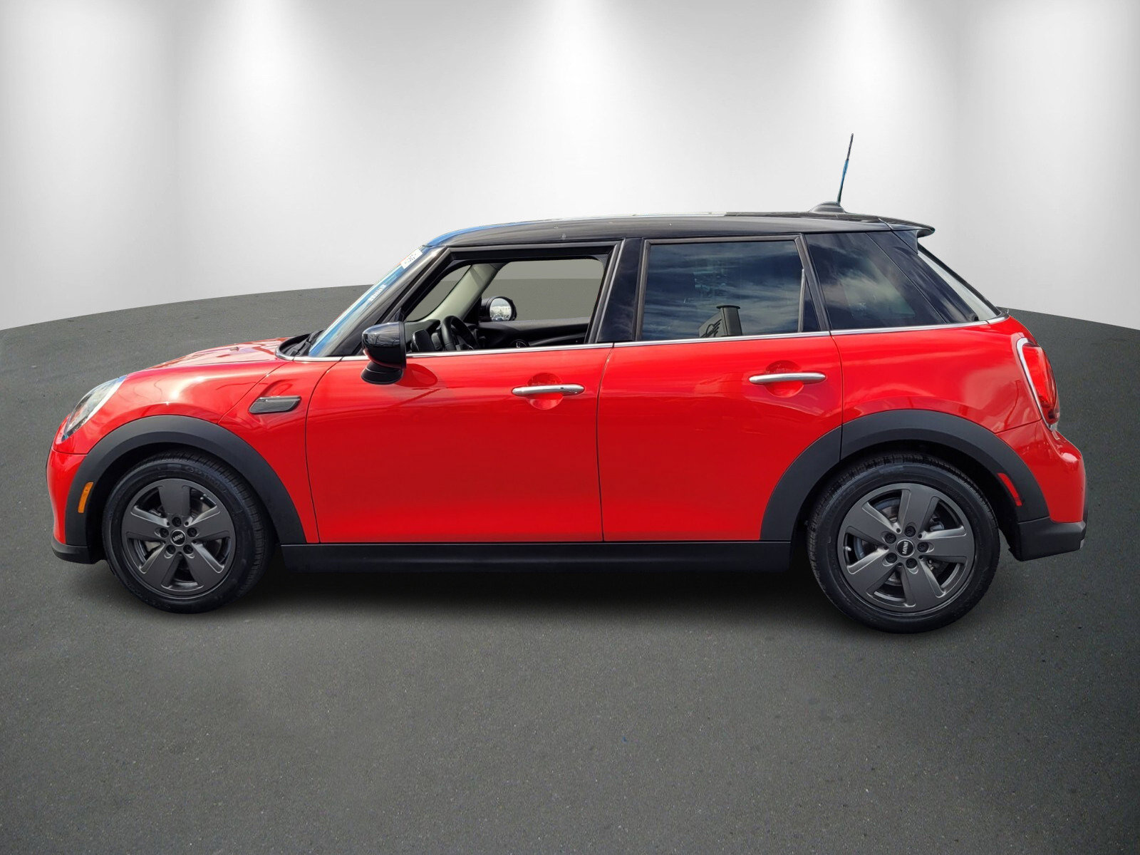 Used 2023 MINI Cooper 4-Door Hardtop image 4