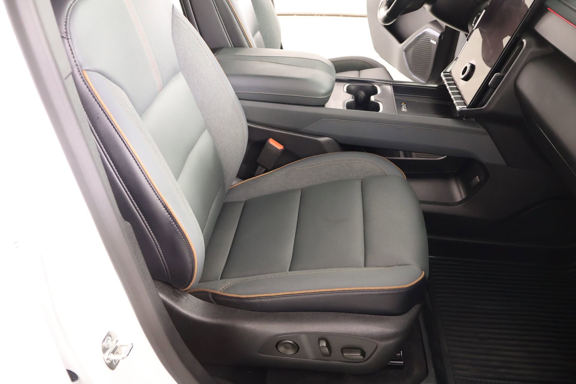 Used 2026 GMC Acadia AT4 w/ Luxury Package AWD/4WD image 15