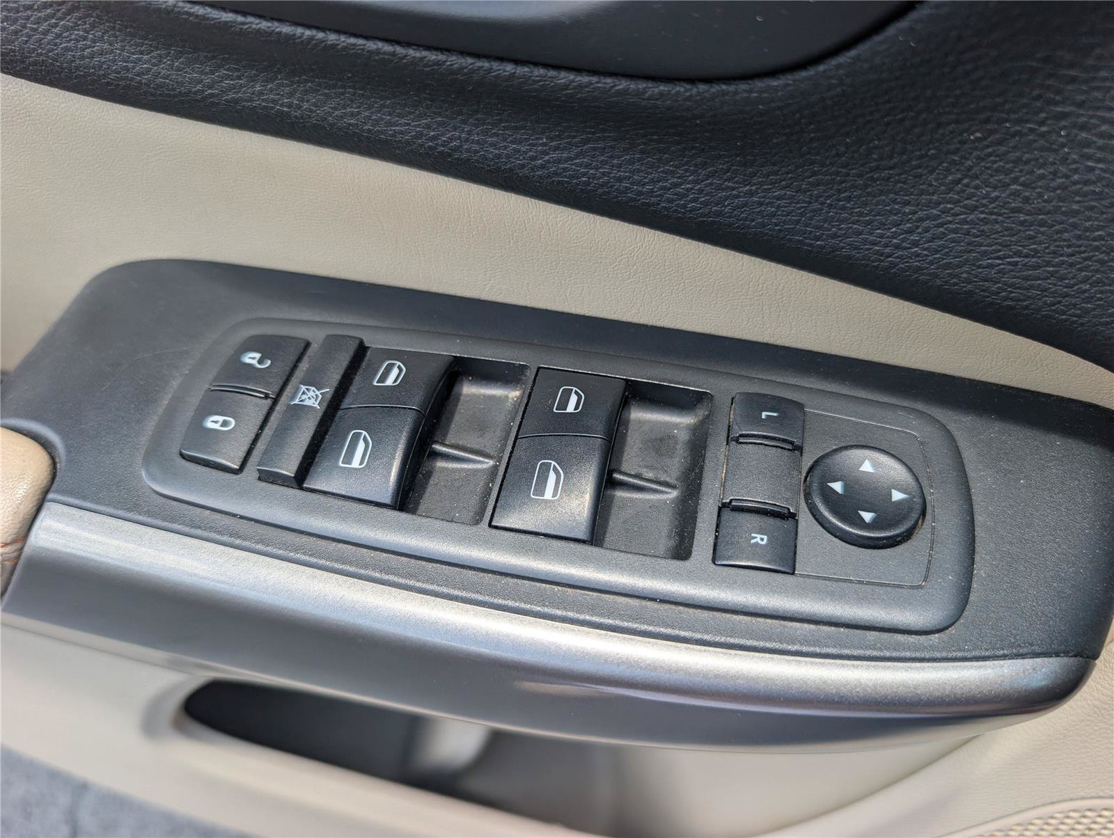 Used 2019 Jeep Cherokee Latitude w/ Popular Appearance Group FWD image 26