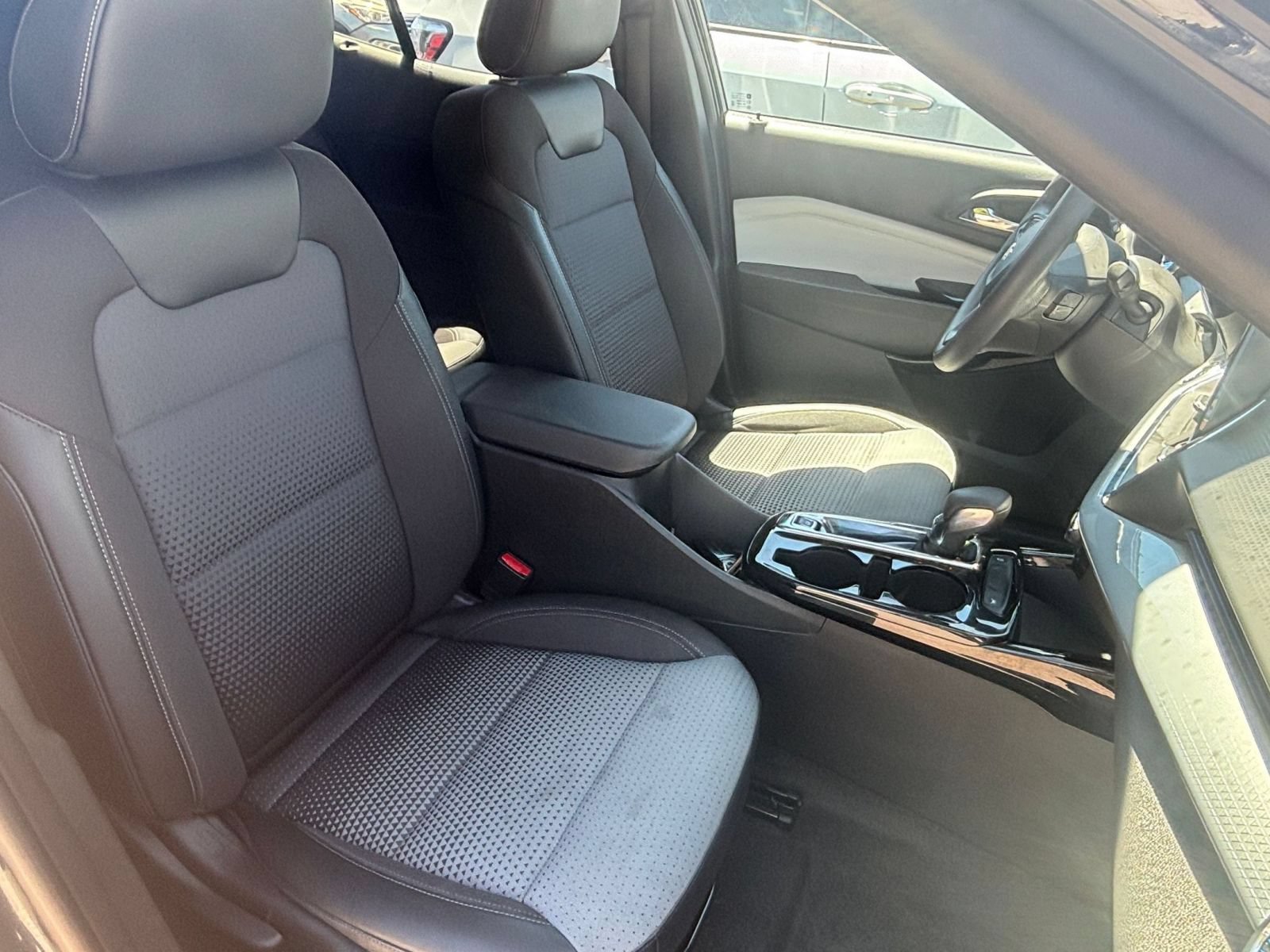Used 2025 Chevrolet Trax LT FWD image 32