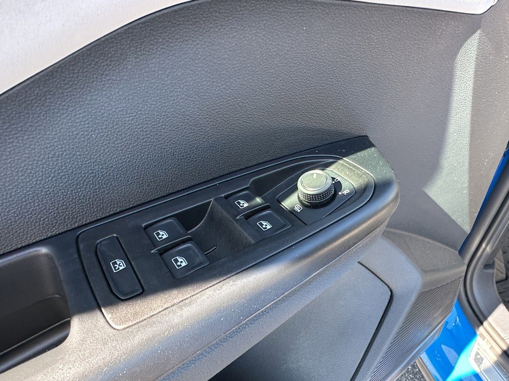 Used 2025 Volkswagen Taos SE image 21