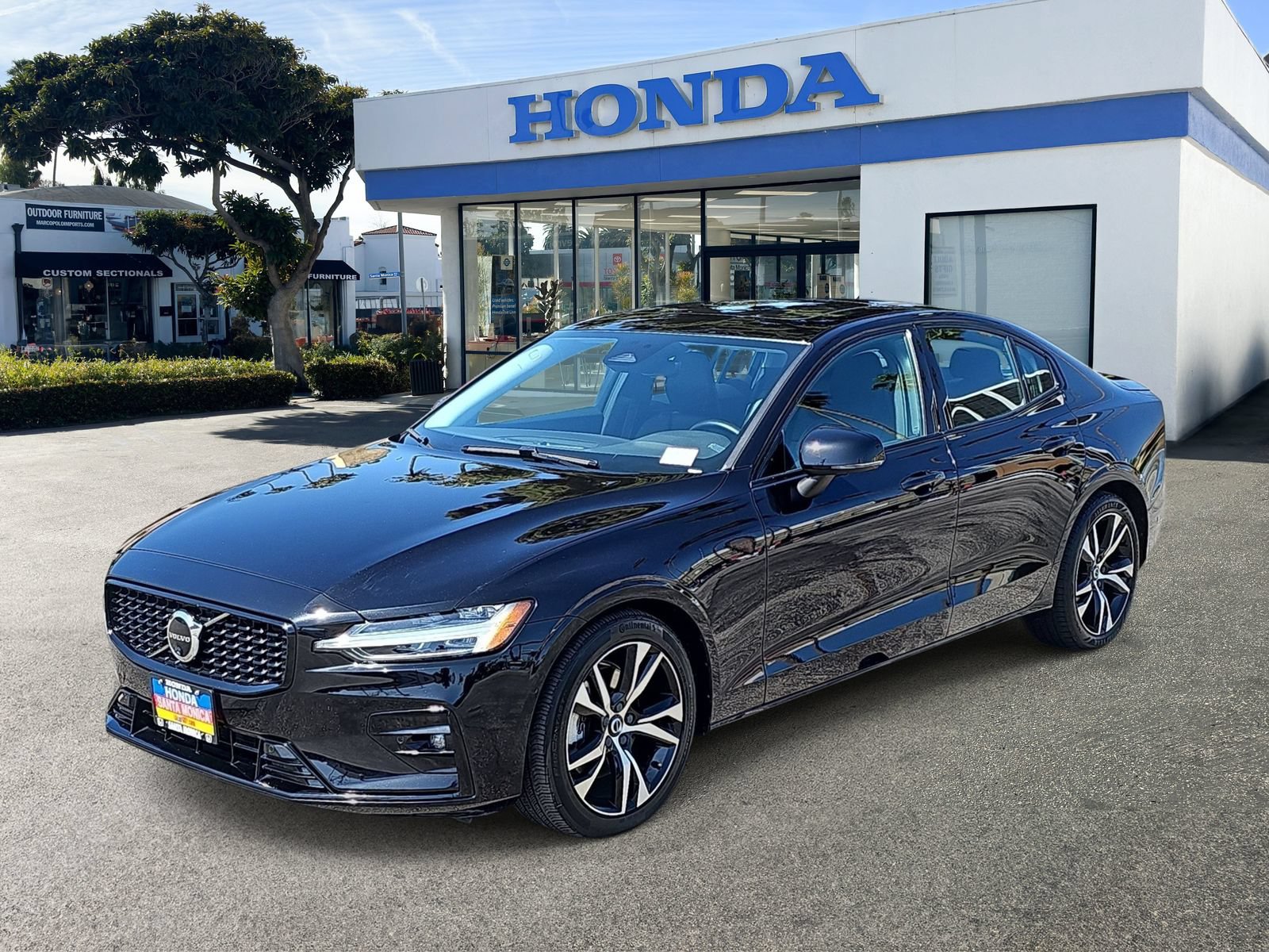 Used 2024 Volvo S60 B5 Plus FWD image 1
