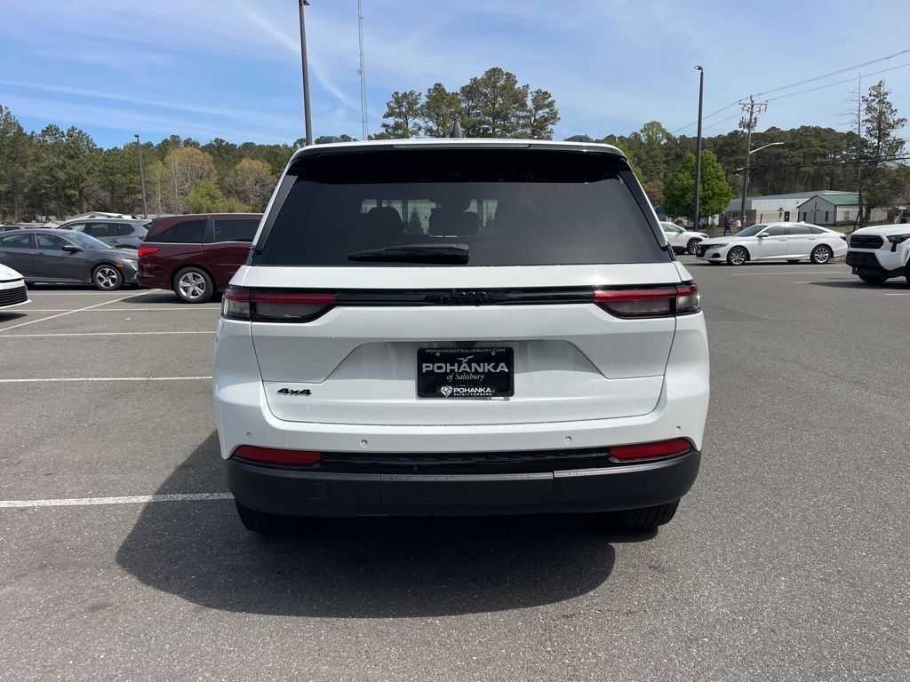 Used 2025 Jeep Grand Cherokee Altitude AWD/4WD image 10
