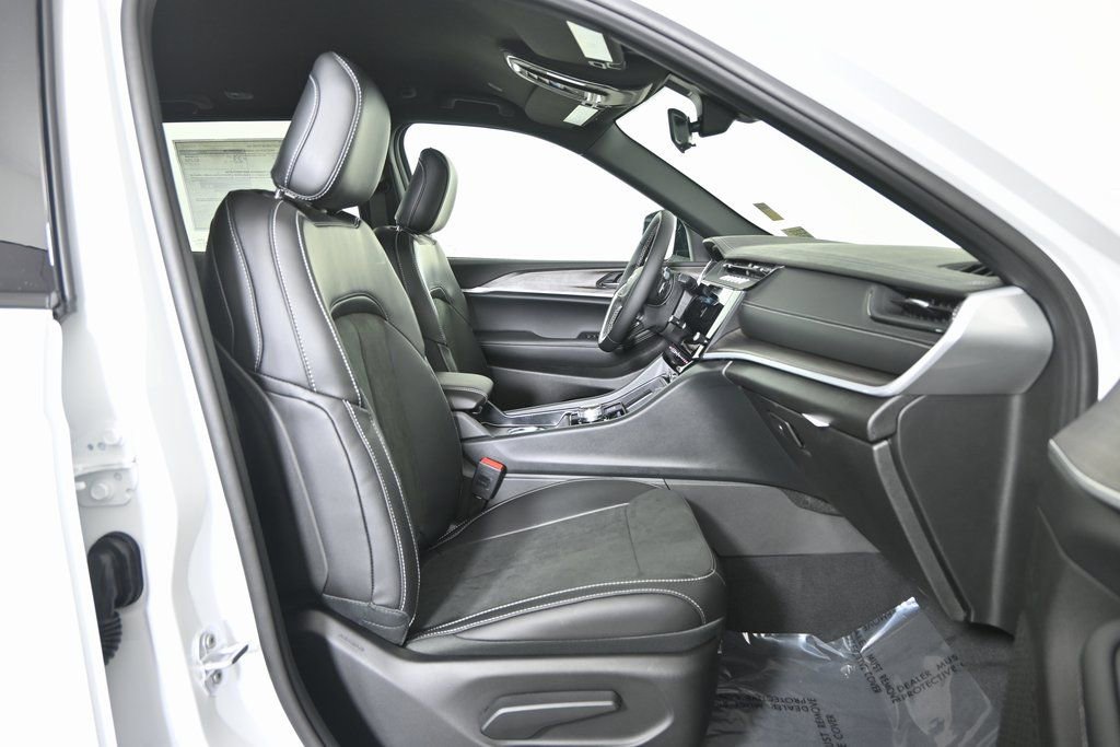 New 2026 Jeep Grand Cherokee Laredo image 13