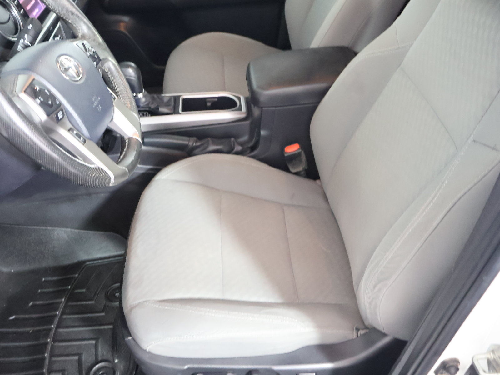 Used 2020 Toyota Tacoma SR5 AWD/4WD image 24