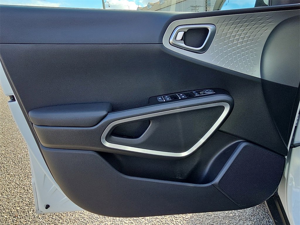 Certified 2025 Kia Soul LX w/ LX Technology Package image 13
