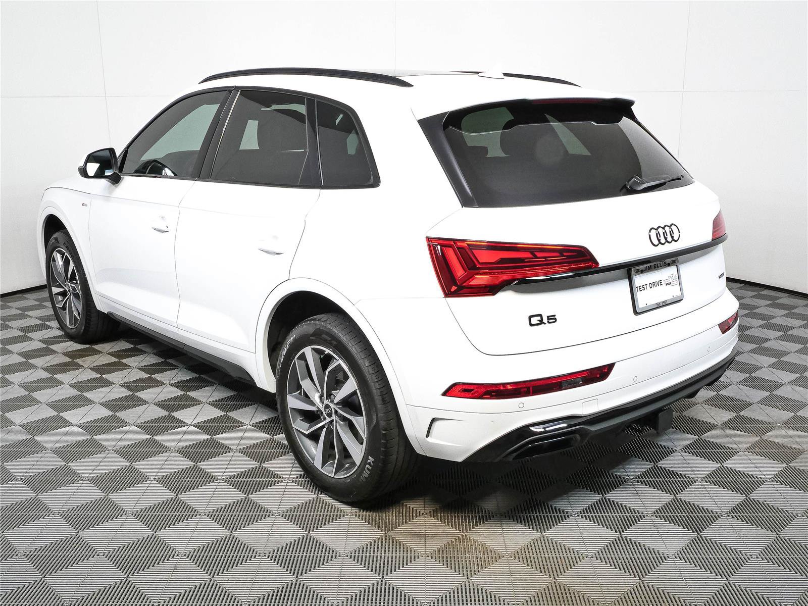 Used 2024 Audi Q5 2.0T Premium w/ Summer of Audi Package AWD/4WD image 28