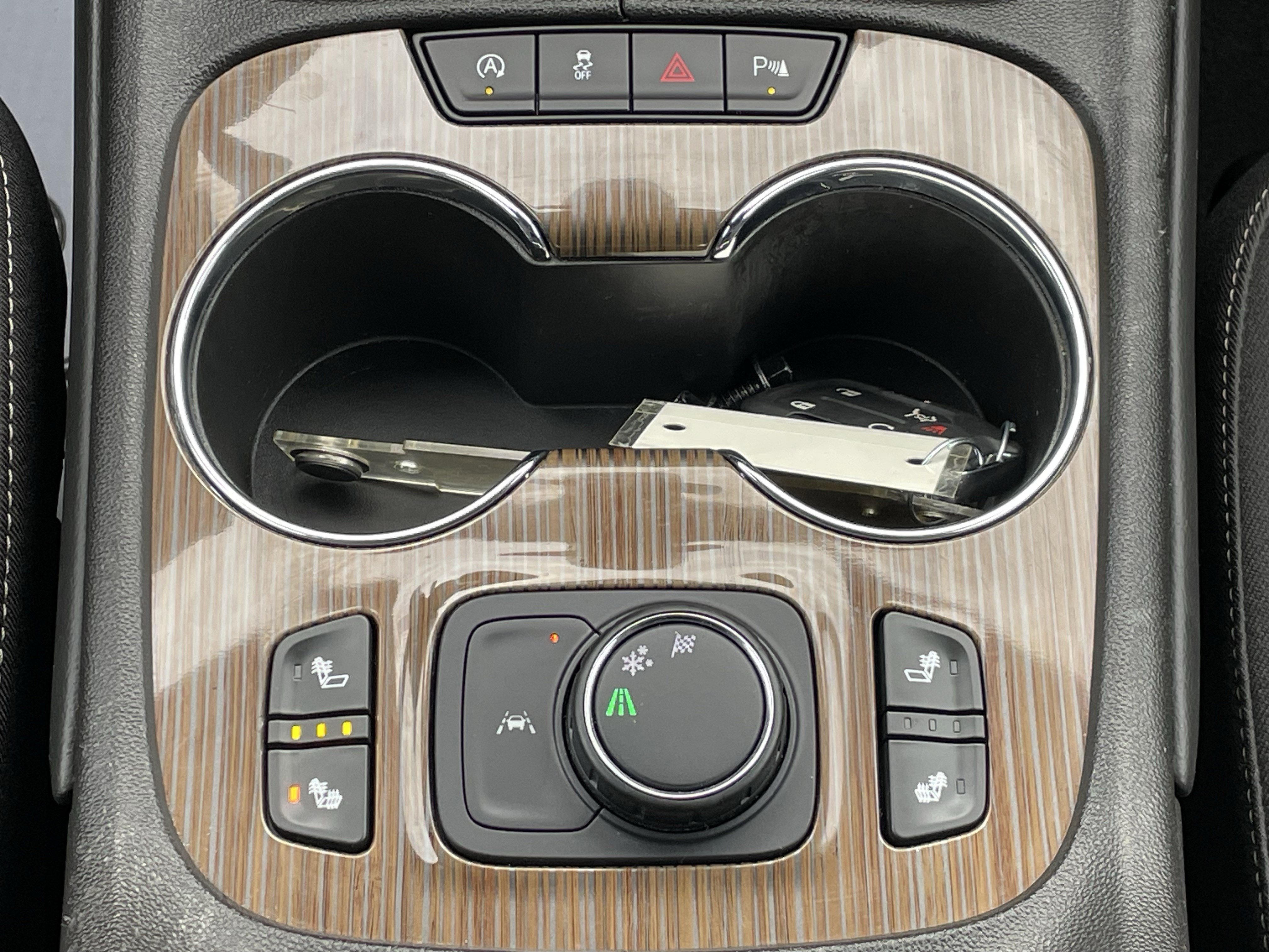 Used 2023 GMC Acadia SLE w/ Driver Convenience Package image 24