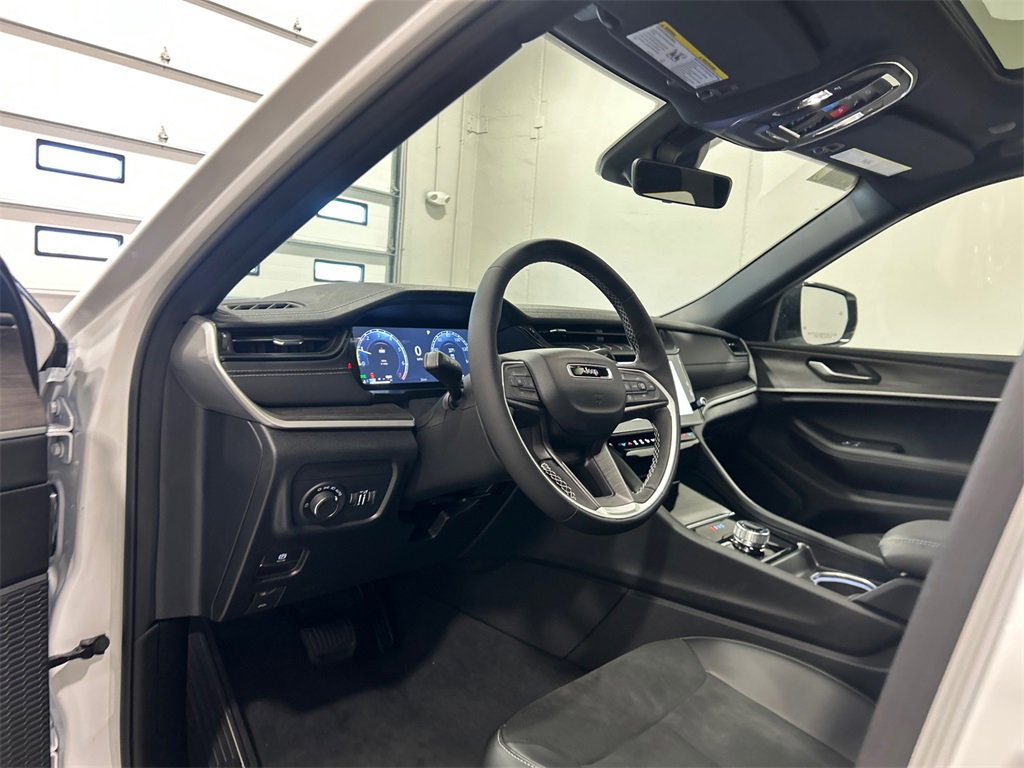 New 2026 Jeep Grand Cherokee Laredo image 18