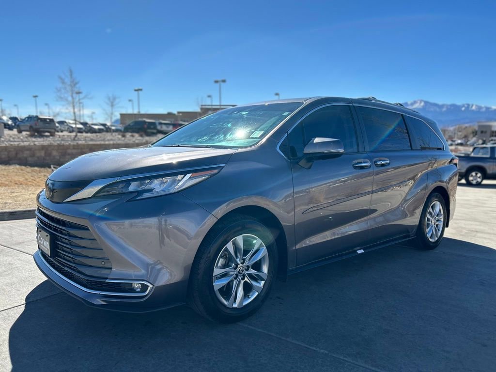 Used 2022 Toyota Sienna Limited image 3