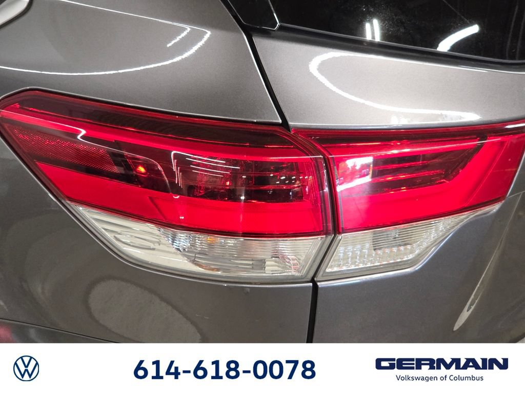 Used 2017 Toyota Highlander Limited AWD/4WD image 18