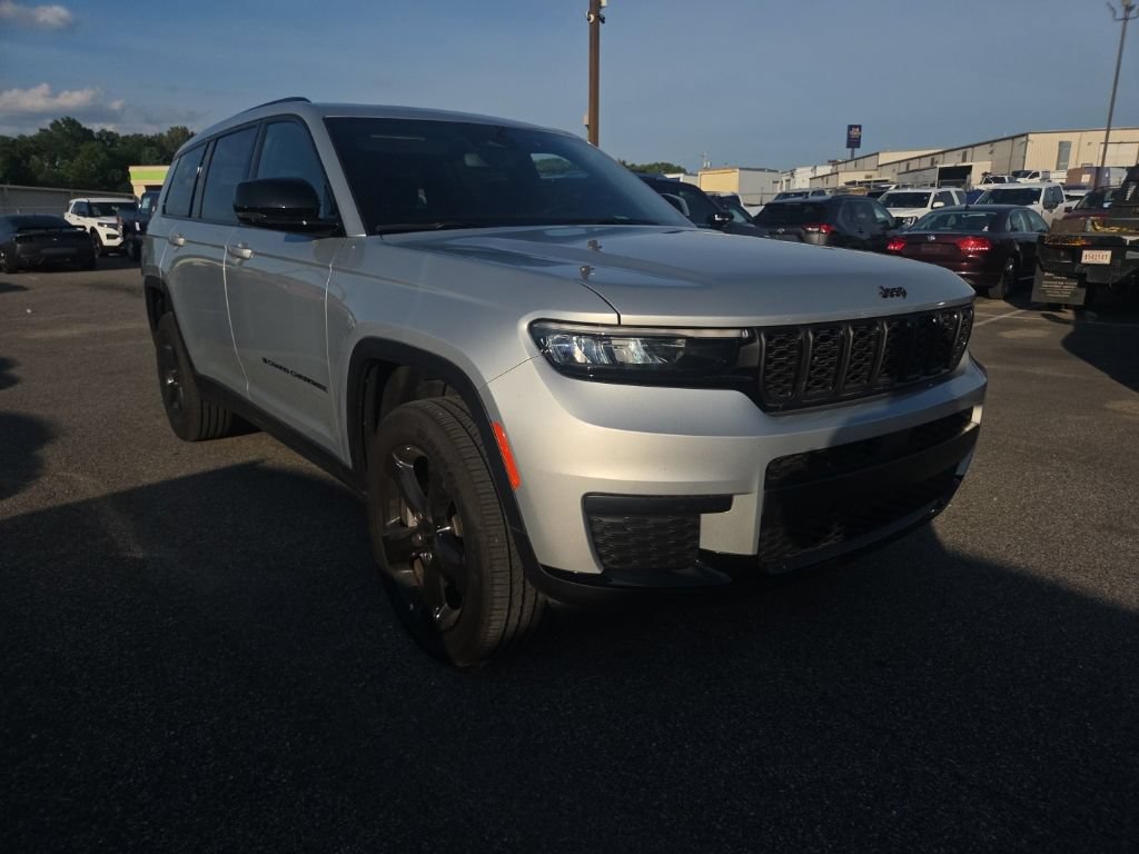 Used 2024 Jeep Grand Cherokee L Altitude RWD image 9