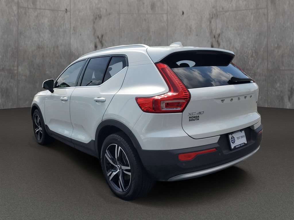 Used 2023 Volvo XC40 B5 Plus AWD/4WD image 4