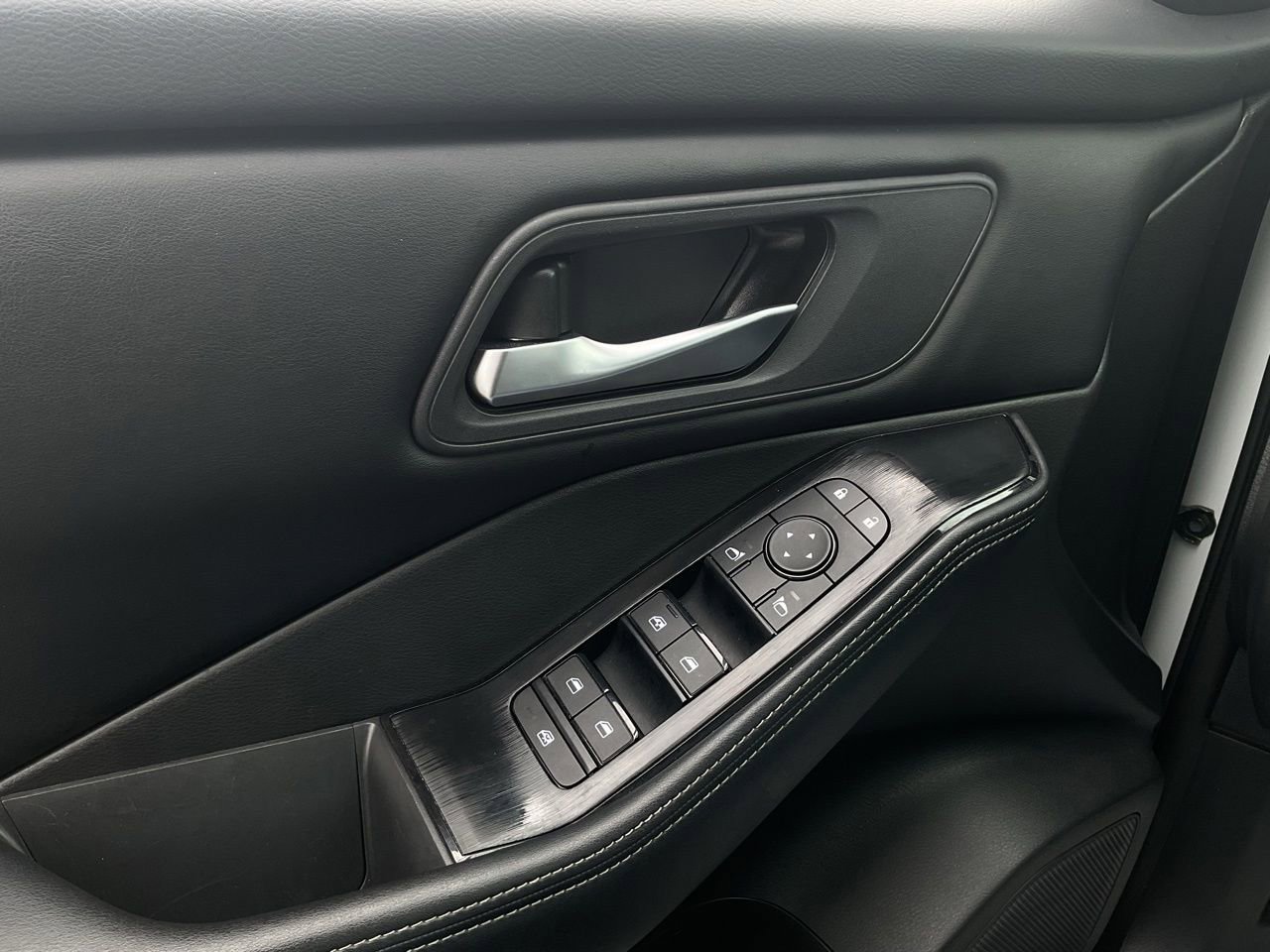 Used 2025 Nissan Rogue SV FWD image 20