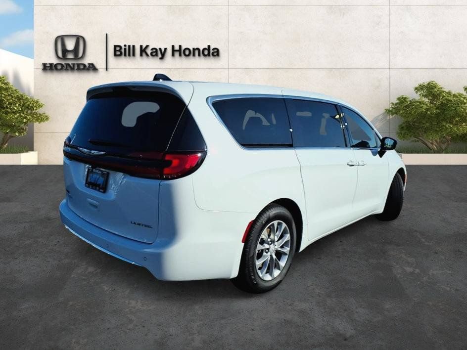 Used 2026 Chrysler Pacifica Limited FWD image 3