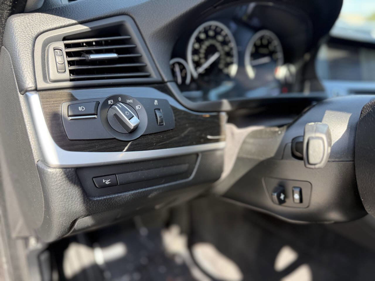 Used 2012 BMW 550i xDrive Sedan AWD/4WD image 22