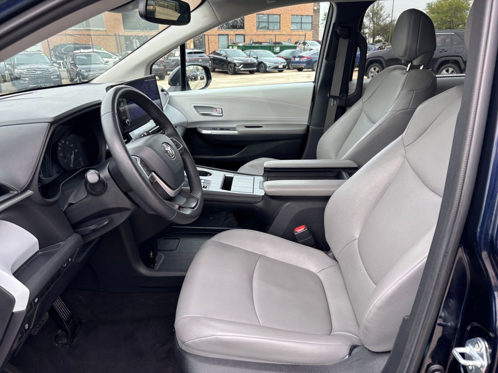Used 2025 Toyota Sienna XLE FWD image 28