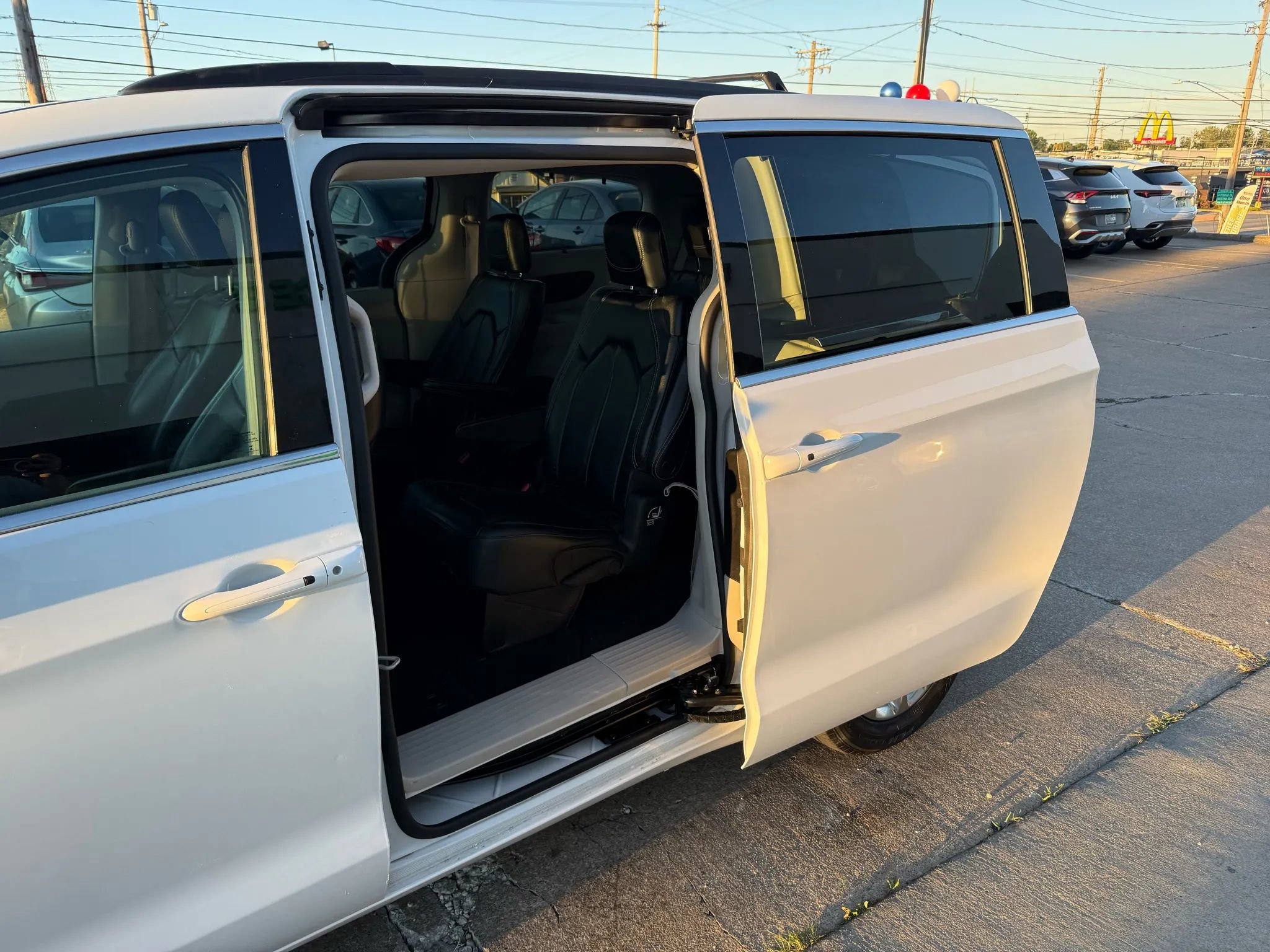 Used 2022 Chrysler Pacifica Touring-L image 23