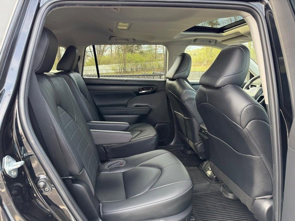 Used 2023 Toyota Highlander XLE image 11