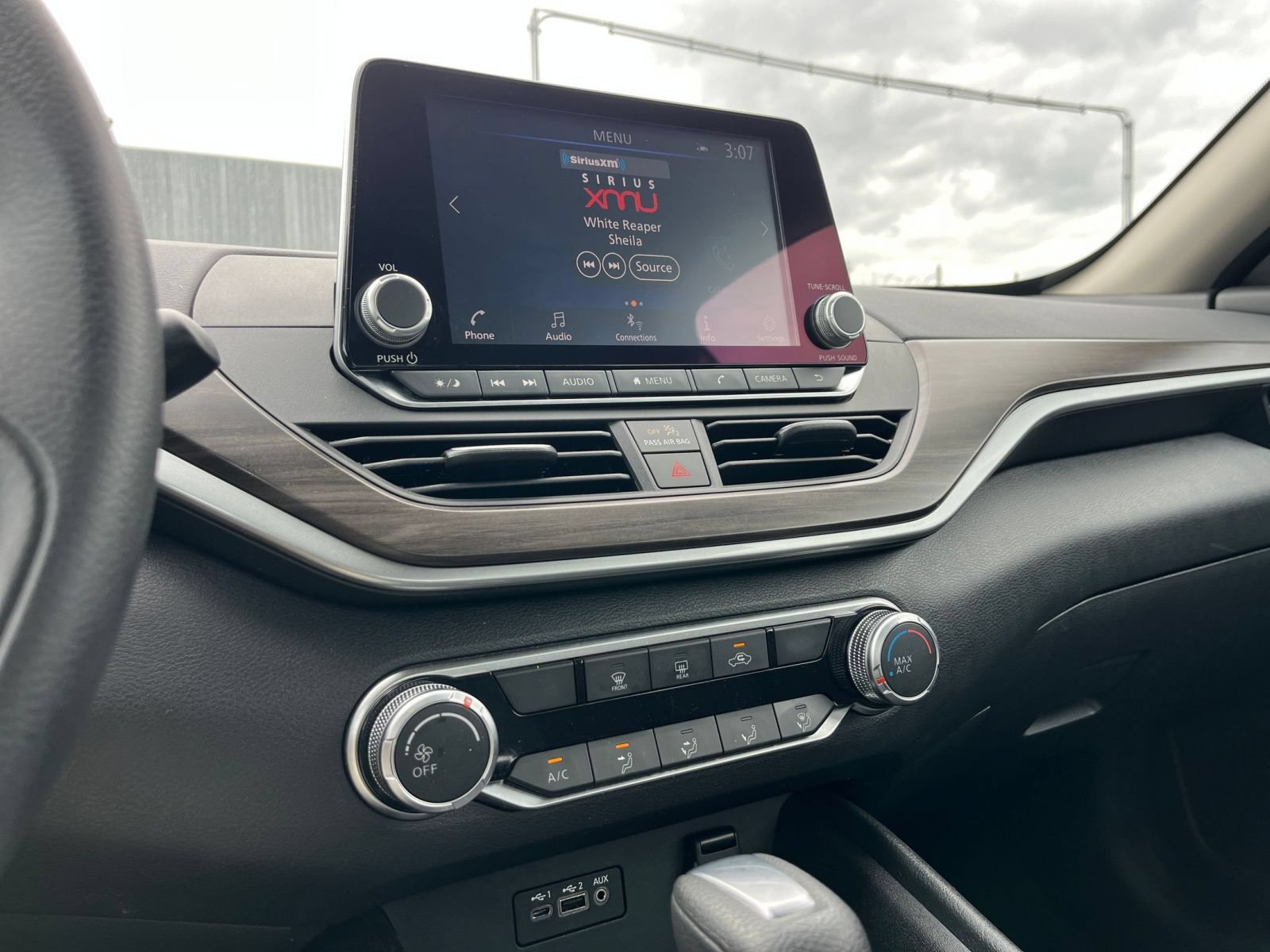 Used 2025 Nissan Altima 2.5 SV FWD image 19