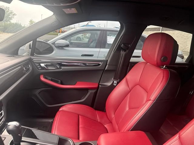 Used 2024 Porsche Macan AWD/4WD image 24
