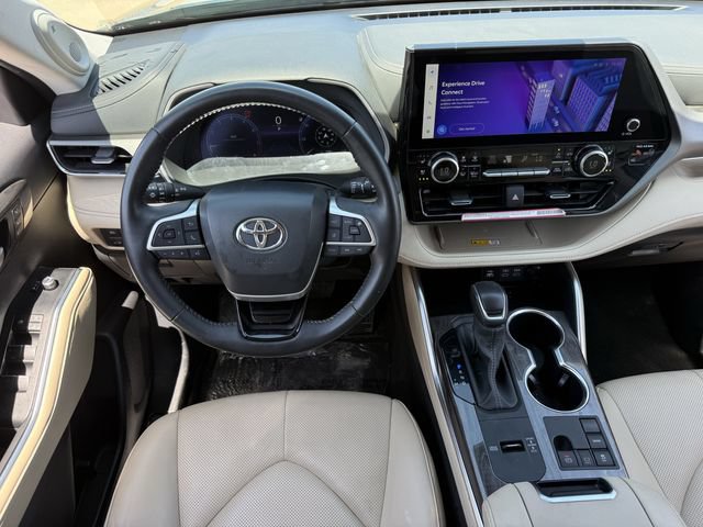 Used 2024 Toyota Highlander Limited FWD image 11