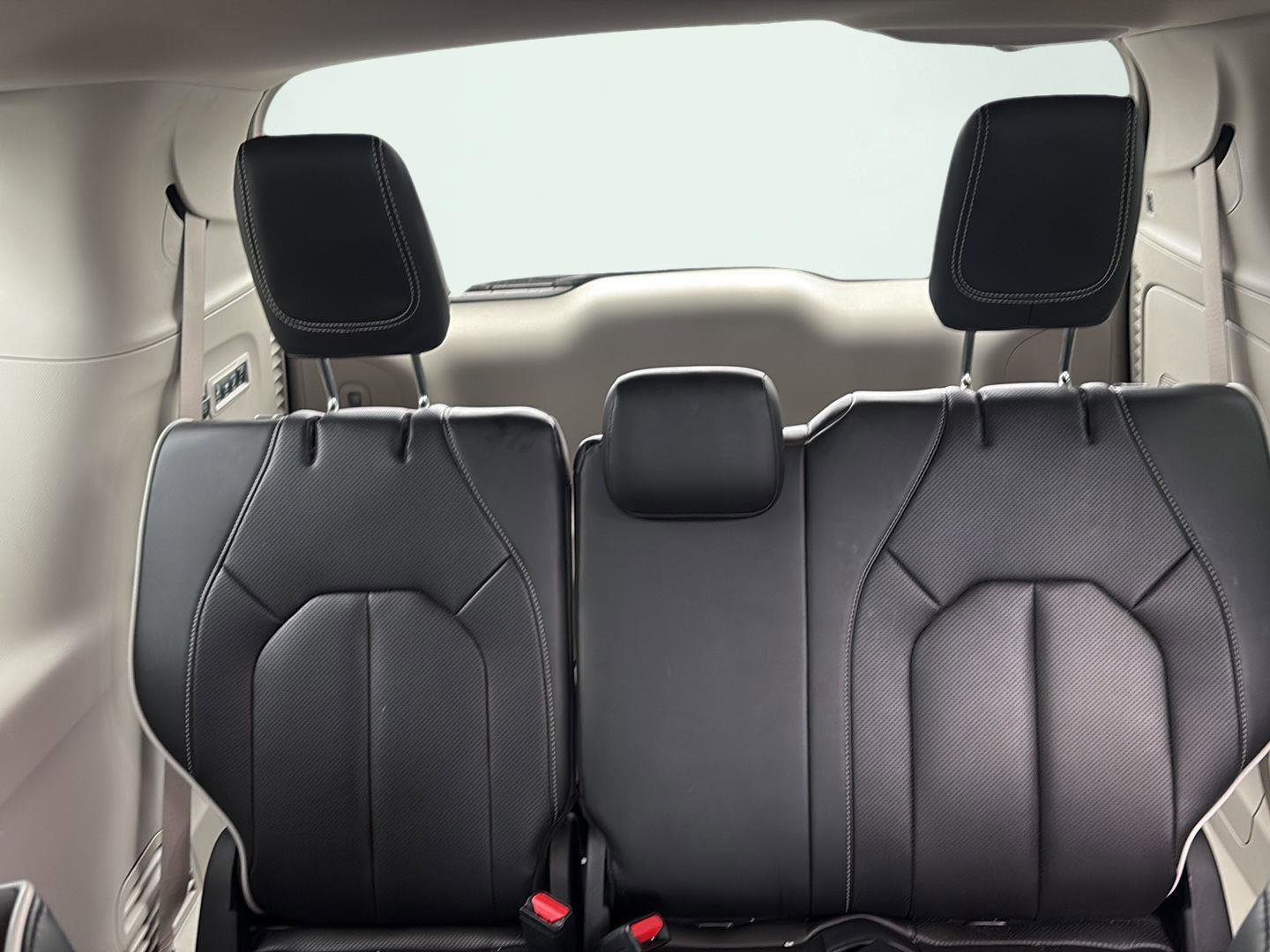 Used 2023 Chrysler Pacifica Limited w/ Uconnect Theater Family Group image 26