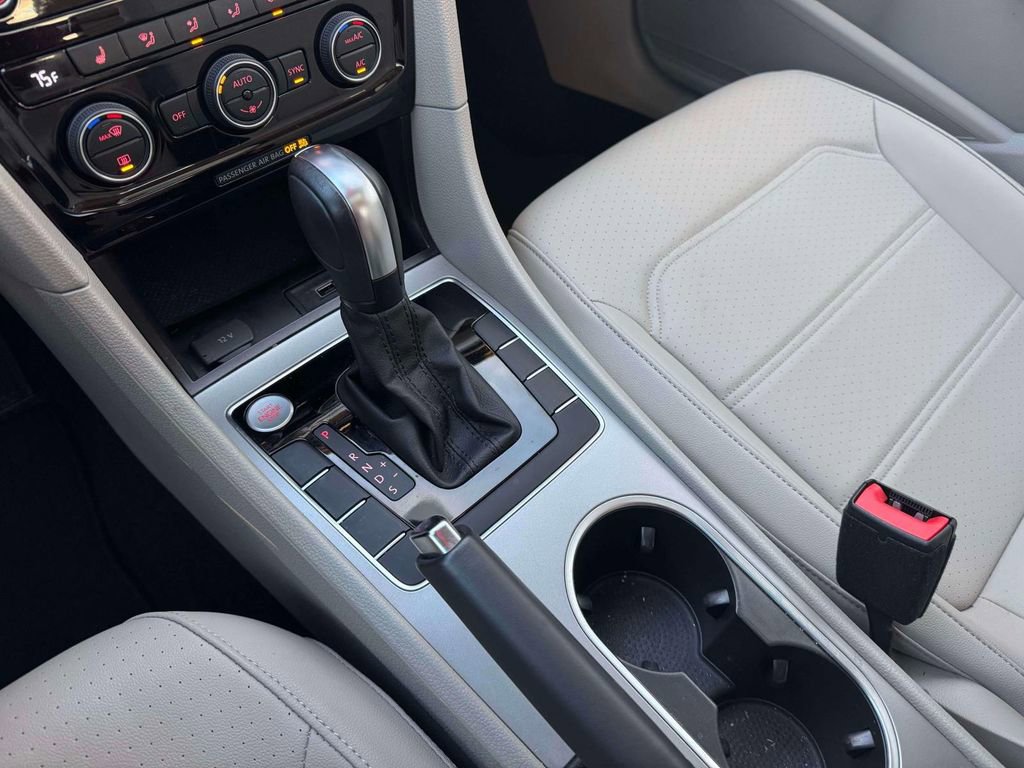 Used 2022 Volkswagen Passat 2.0T SE image 30