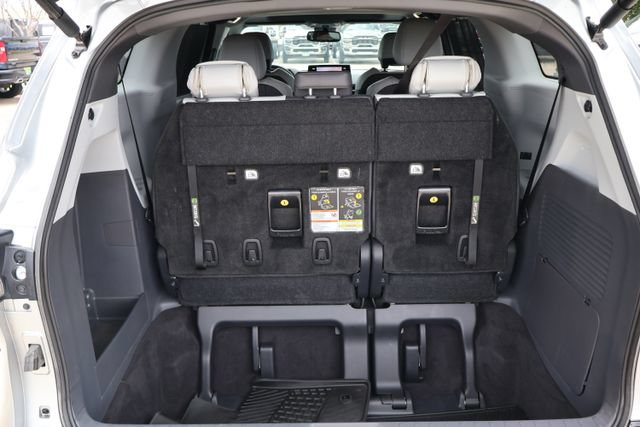 Used 2024 Toyota Sienna XSE FWD image 7