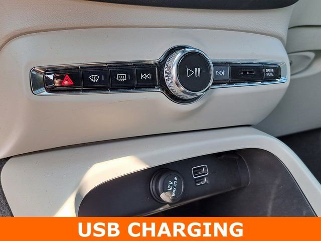 Used 2019 Volvo XC40 T5 Momentum image 16