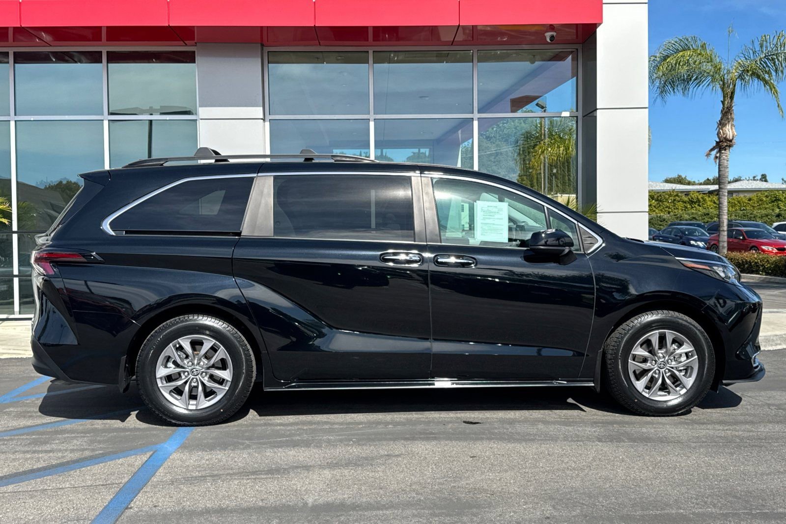 Used 2024 Toyota Sienna XLE w/ XLE Plus Package image 4