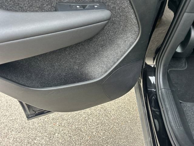 Used 2024 Volvo XC40 B5 Core image 40