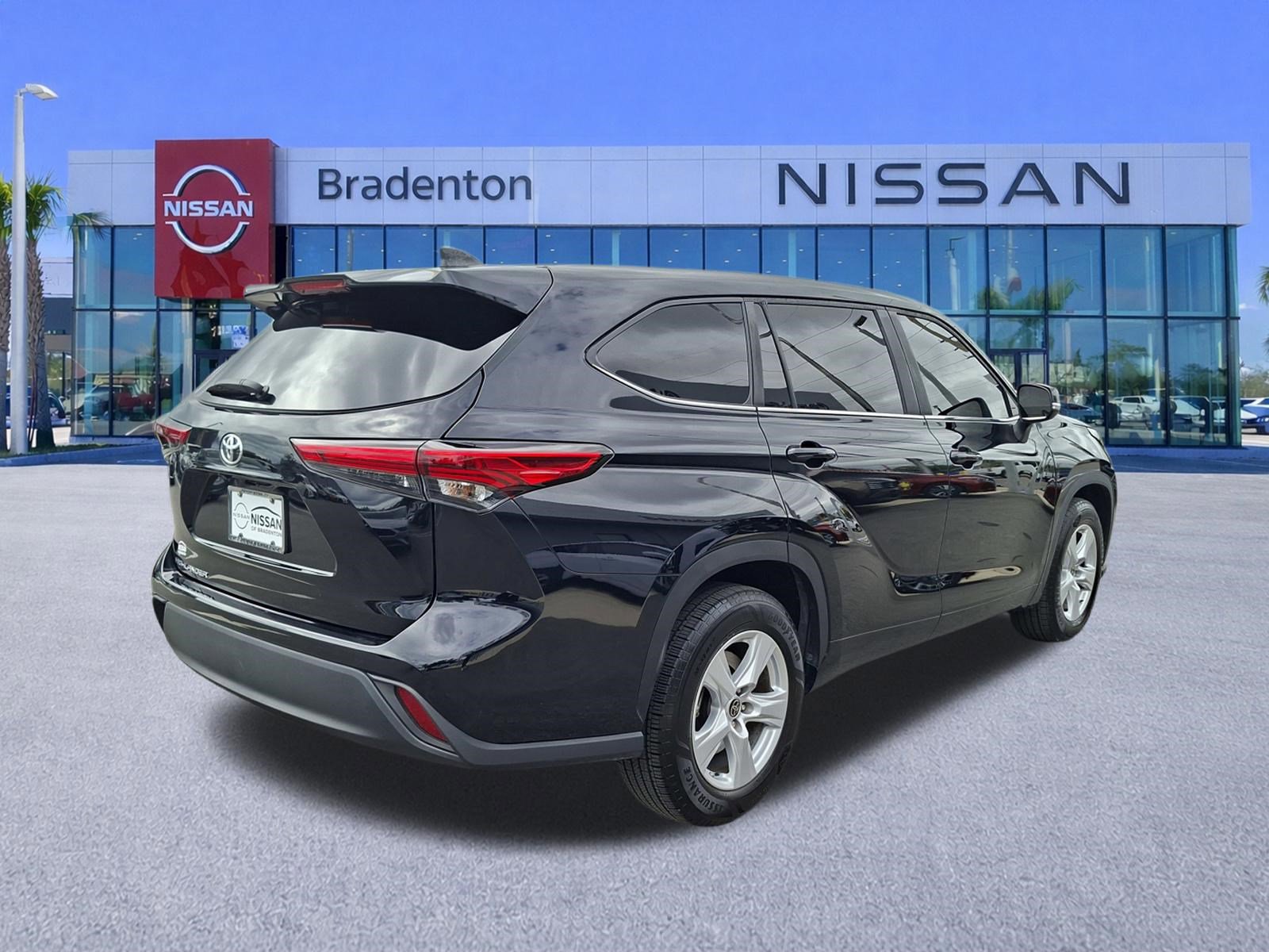 Used 2023 Toyota Highlander L image 5