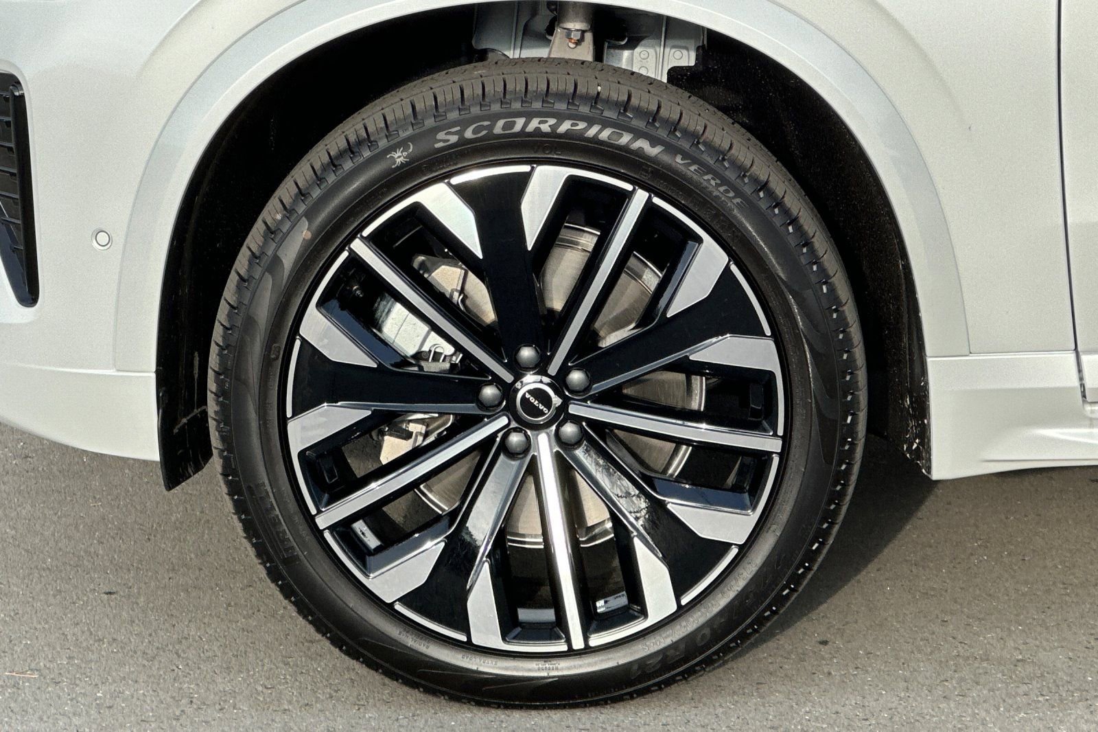 New 2026 Volvo XC90 B6 Ultra w/ Protection Package image 11