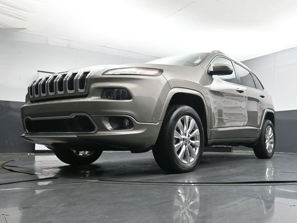 Used 2017 Jeep Cherokee Overland w/ Technology Group AWD/4WD image 35