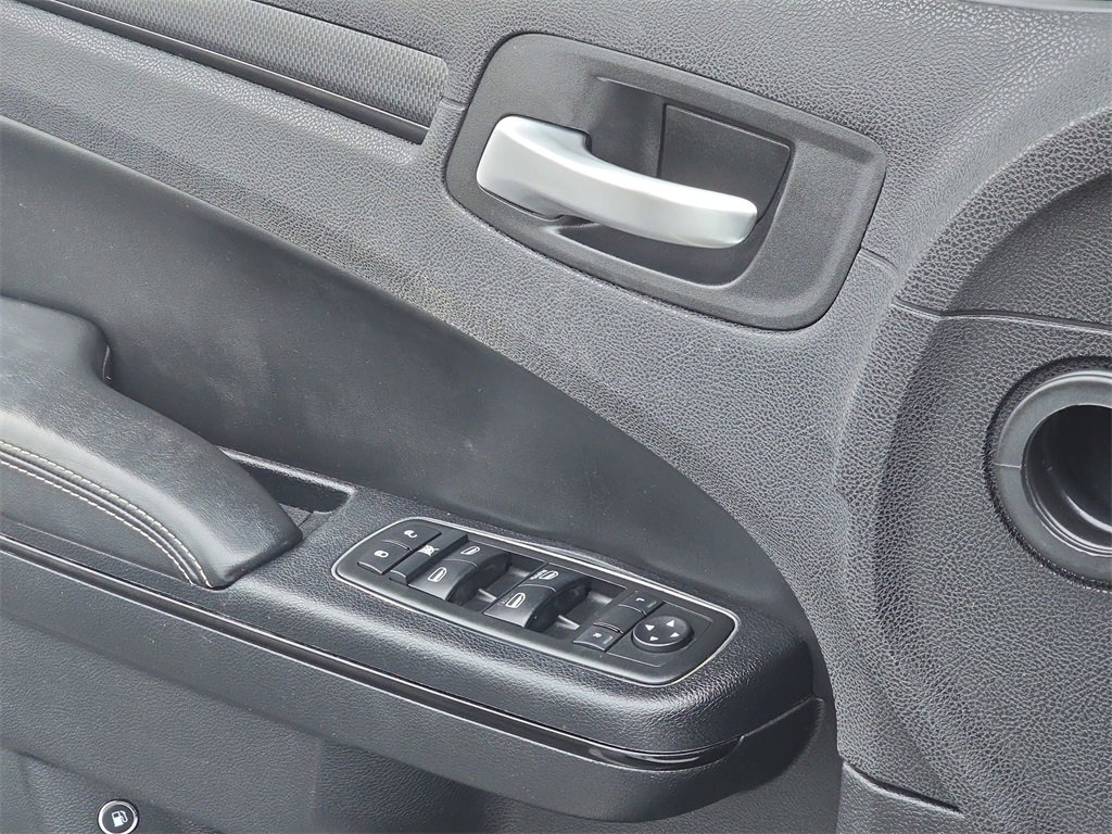 Used 2014 Chrysler 300 S image 30