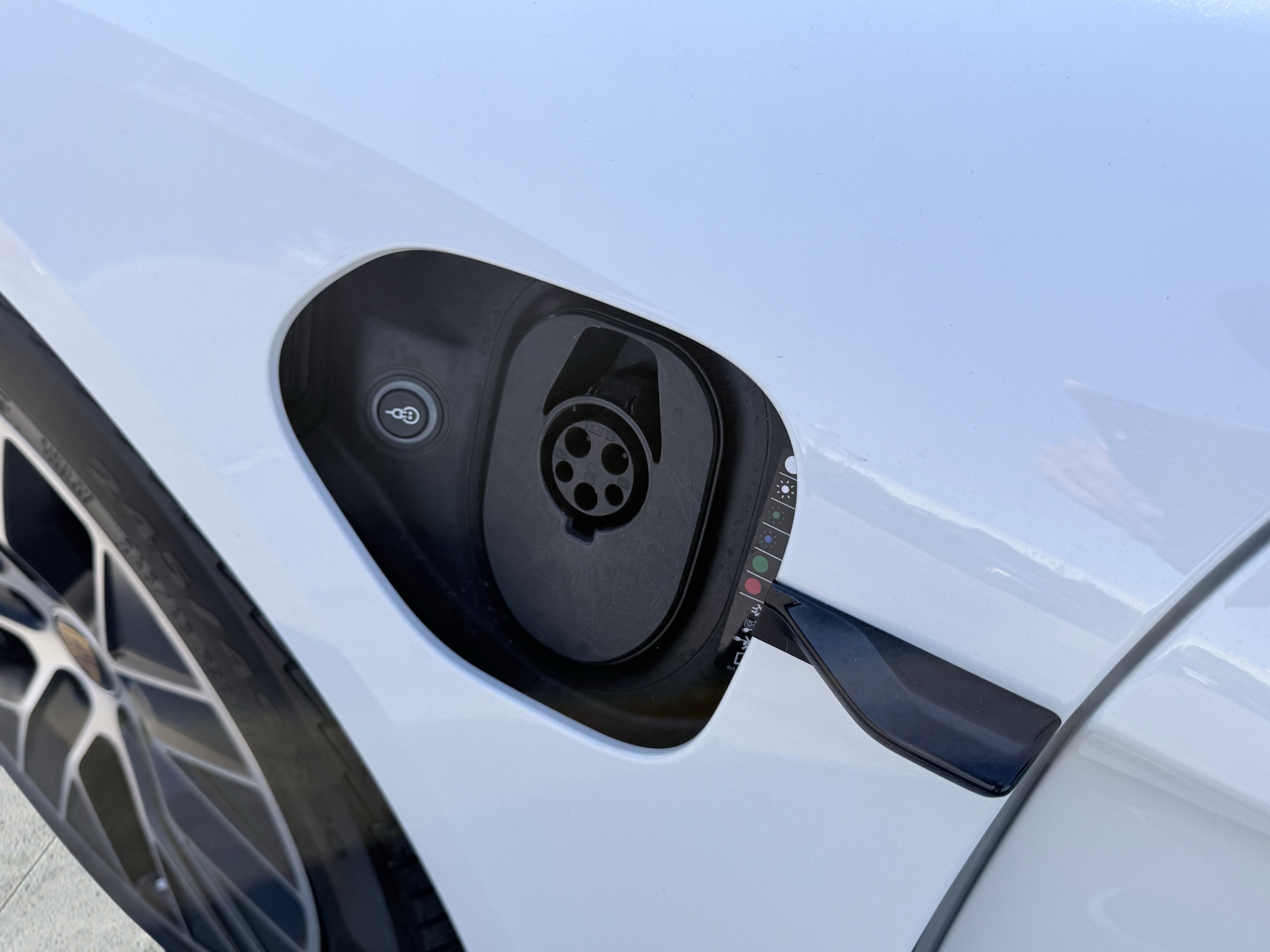 Used 2022 Porsche Taycan image 16