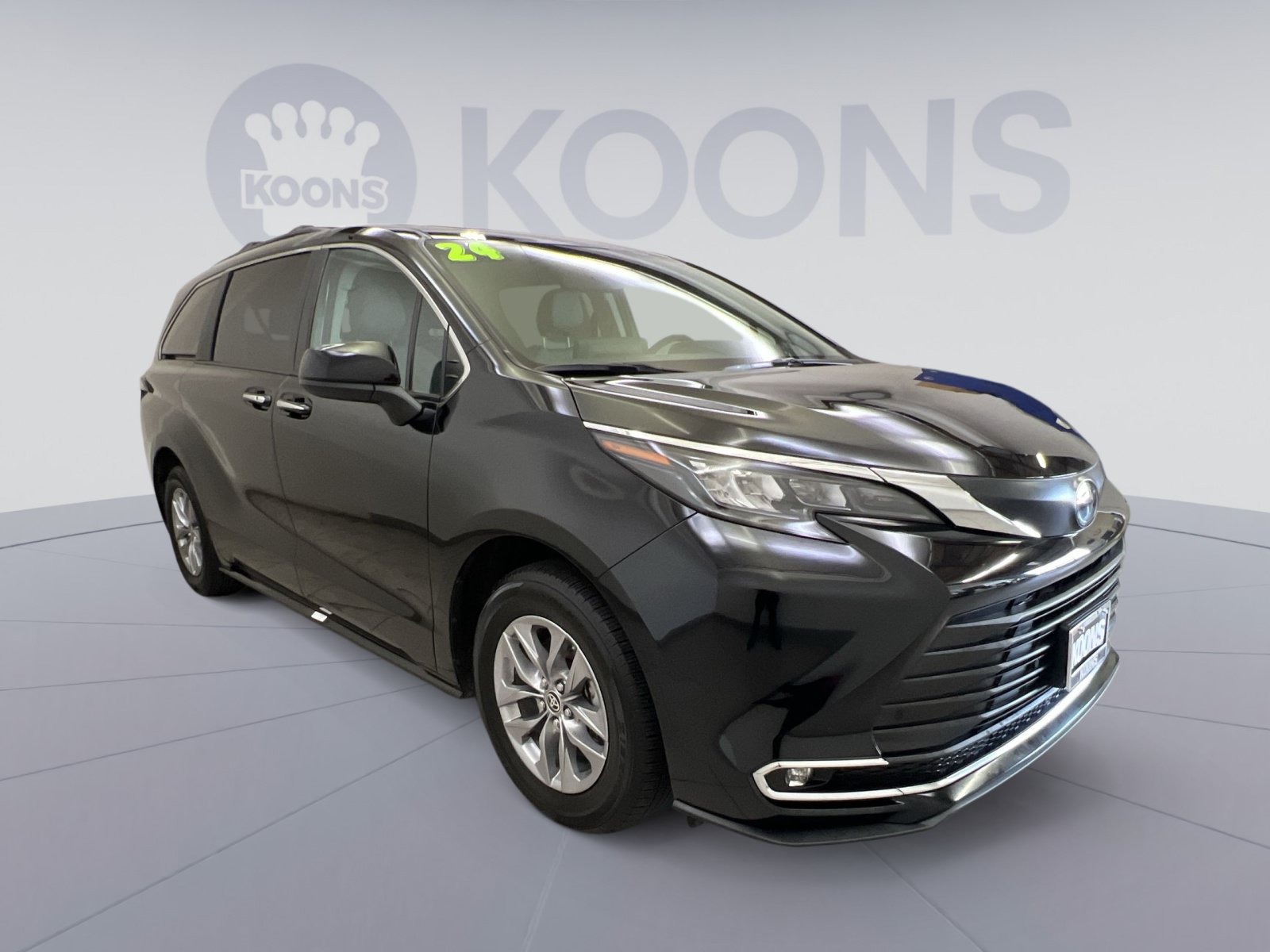 Used 2024 Toyota Sienna XLE w/ XLE Plus Package FWD image 2