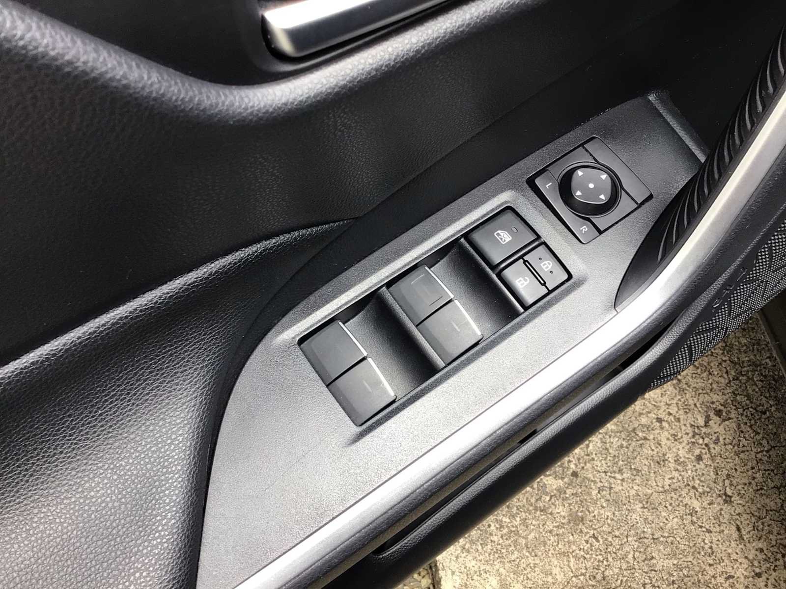 Used 2022 Toyota RAV4 XLE FWD image 14