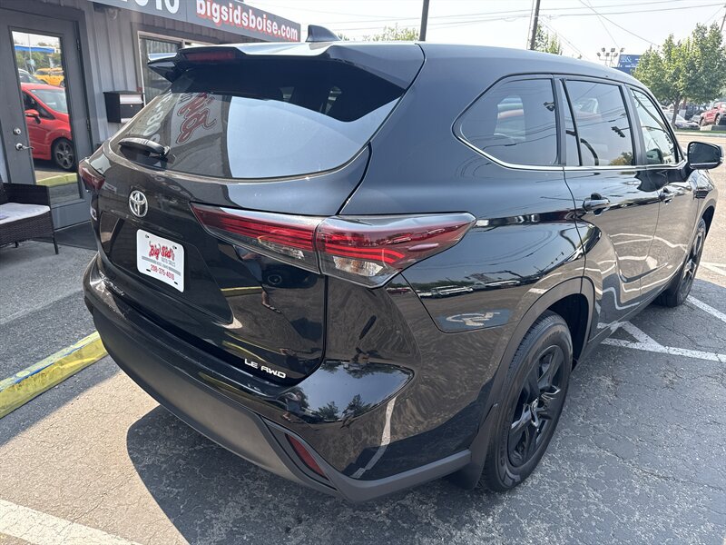 Used 2024 Toyota Highlander LE AWD/4WD image 8