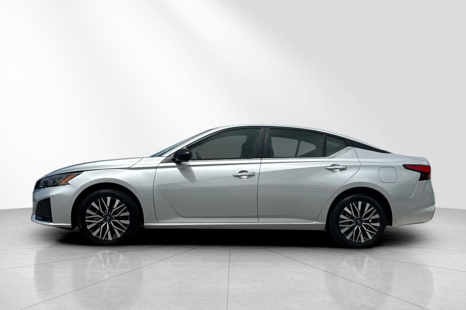 Used 2024 Nissan Altima 2.5 SV AWD/4WD image 7